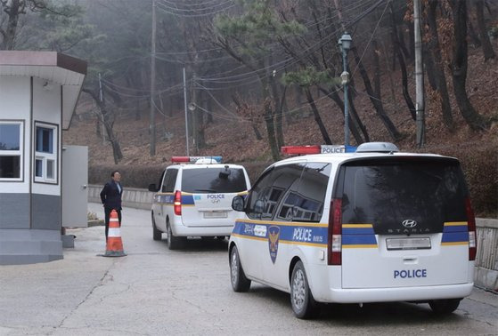 충남경찰청 과학수사대 차량이 정명석 JMS 총재의 여신도 성폭행 혐의 사건 관련 압수수색을 위해 3월 23일 충남 금산군 월명동 수련원으로 들어가고 있다. / 사진:연합뉴스