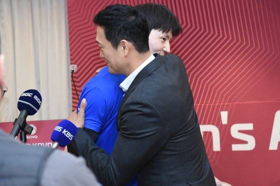 27일 열린 아시아쿼터 드래프트에서 삼성화재에 뽑힌 에디(왼쪽)와 김상우 감독 사진 한국배구연맹