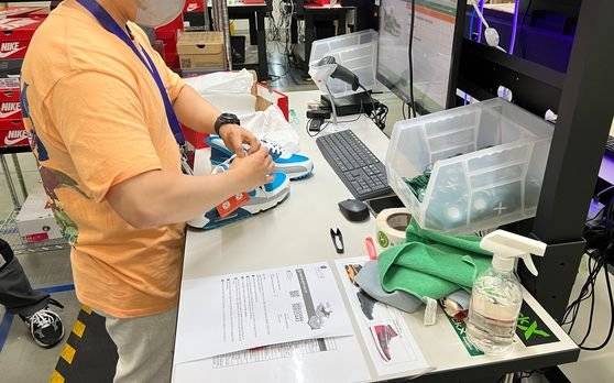 한 검수자가 자신의 데스크에서 스니커즈를 검수하고 있다. 그들의 영업 노하우를 지켜주기 위해 상단은 촬영하지 않았다. 검수 데스크는 스탁엑스 글로벌이 제작해 각 나라에 보내준다. 박영민 기자