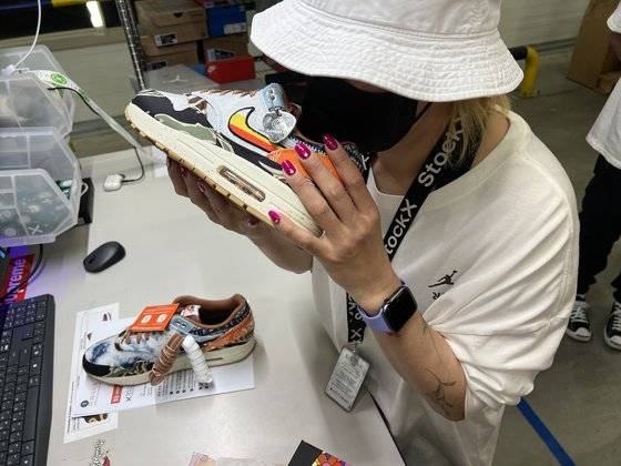 이수향 검수 매니저가 나이키 스니커즈의 냄새를 맡고 있다. 그는 "스니커즈 소재와 종류에 따라 특유의 냄새가 있어, 냄새만으로도 정품과 가품을 어느 정도 구분할 수 있다"고 말했다. 박영민 기자