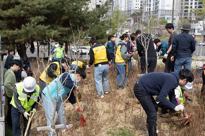 용산 드래곤즈 회원사 회원들은 지난 4일 식목일을 맞아 효창공원앞역 부근에 자산홍 4800그루를 심었다.