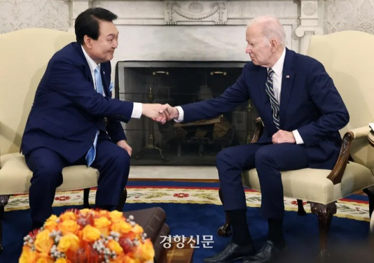 President Yoon Suk-yeol and U.S. President Joe Biden shake hands ahead of a summit with a limited number of participants from South Korea and the U.S. at the White House in Washington D.C. on April 26 (local time). Washington D.C. Kim Chang-gil