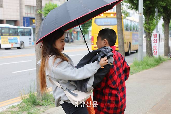 충북 청주에 거주하는 코피노 안데민핵키로고줌(오른쪽)이 지난 25일 유일한 보호자인 어머니 고줌 단디아 레인과 함께 하교하고 있다. 한수빈 기자