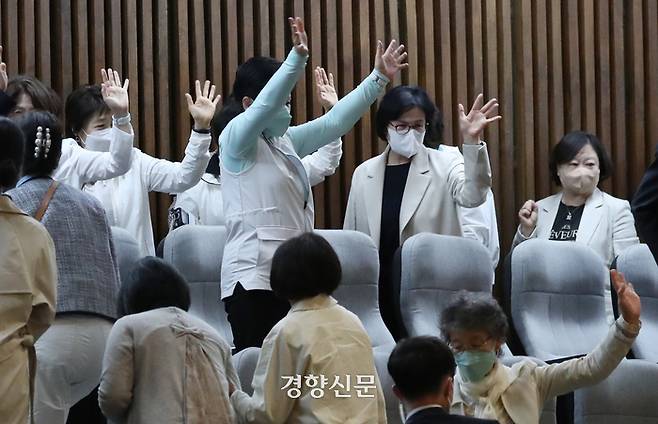 대한간호협회 회원들이 27일 간호법안에 대한 수정안이 국회 본회의를 통과하자 환호하고 있다. 박민규 선임기자