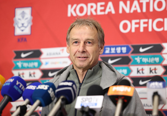 Jurgen Klinsmann speaks to reporters following his arrival at Incheon International Airport in Incheon on Wednesday. [YONHAP]