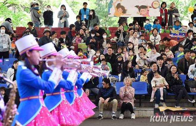 3부 축하행사에서 롯데월드 마칭밴드팀이 공연을 펼치고 있다.
