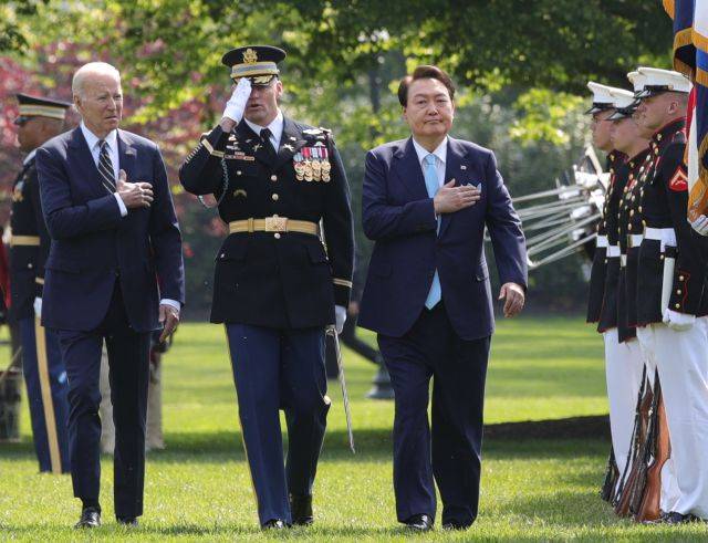 미국을 국빈 방문한 윤석열 대통령과 조 바이든 미국 대통령이 26일(현지시간) 워싱턴DC 백악관에서 열린 공식 환영식에서 의장대 사열을 하고 있다. 연합뉴스