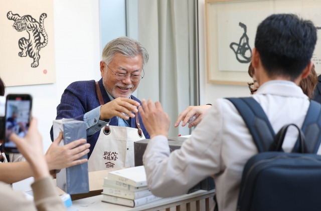 문재인 전 대통령이 26일 오후 경남 양산시 하북면 자신의 책방 '평산책방'에서 계산 업무를 하고 있다. 연합뉴스