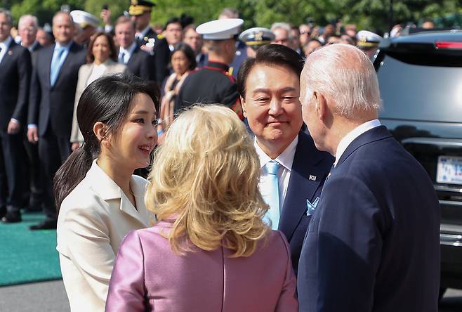 미국을 국빈 방문한 윤석열 대통령과 부인 김건희 여사가 26일(현지시간) 워싱턴DC 백악관에서 열린 공식 환영식에서 영접 나온 조 바이든 미국 대통령 내외와 인사하고 있다. / 사진 = 연합뉴스