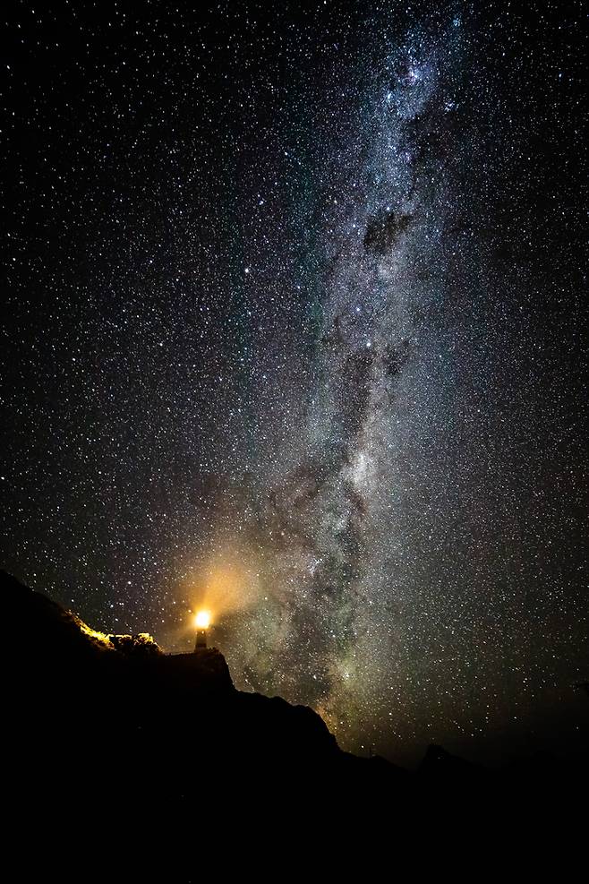 북섬 웰링턴 인근 와이라라파의 케이프 팰리저 등대(Cape Palliser Lighthouse)에서 관측할 수 있는 은하수 / 사진 = 뉴질랜드 관광청 ⓒPete Monk Photography