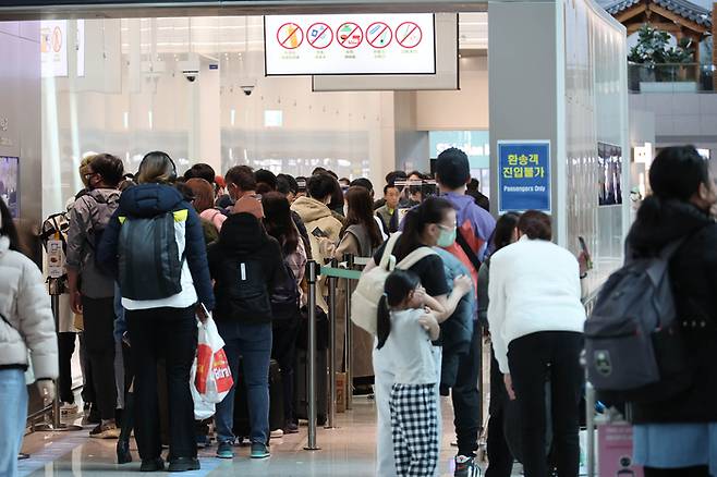 지난 3월 인천시 중구 인천국제공항 출국장에 여행을 떠나려는 많은 사람들로 붐비고 있다. <이충우 기자>