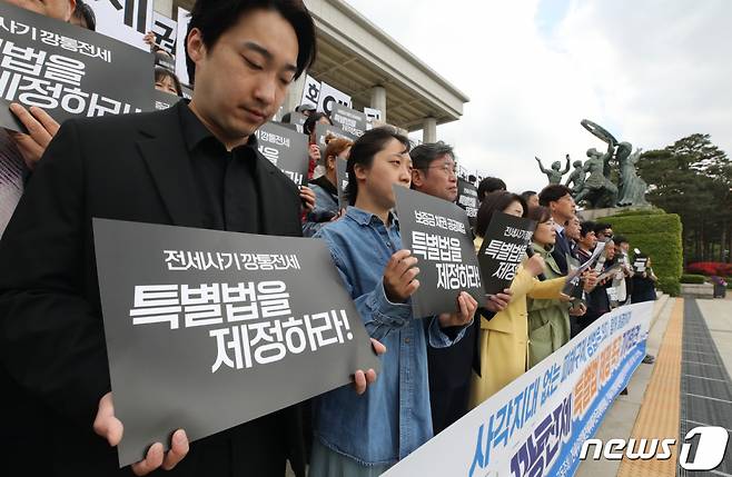 26일 오전 서울 여의도 국회의사당 본청 앞에서 전세사기·깡통전세 피해자 전국대책위원회 회원들이 기자회견을 열고 전세사기 특별법 제정을 촉구하고 있다. /사진=뉴스1