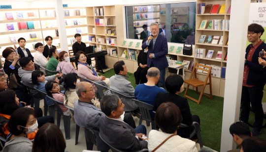 문재인 전 대통령이 27일 오후 경남 양산시 하북면 평산책방에서 오픈 기념 강연(정지아 작가와의 만남)에서 인사말하고 있다. 연합뉴스