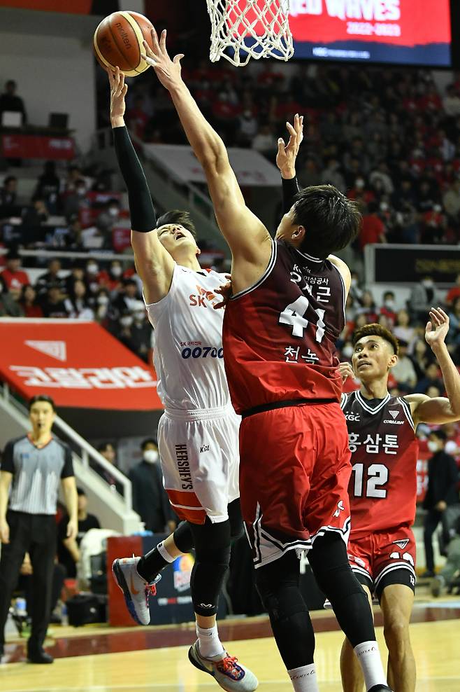 수비하는 안양 KGC인삼공사 오세근. KBL