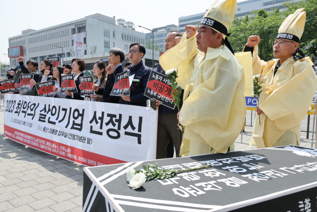 ▲27일 오전 서울 용산구 대통령 집무실 앞에서 산재사망대책마련 공동캠페인단이 작년 한 해 동안 산재 사망사고가 많이 발생한 기업을 알리는 '2023 최악의 살인기업 선정식'을 하고 있다. 이날 공동캠페인단은 고용노동부가 개인정보 침해, 법인의 명예훼손 등의 이유로 기업명단 공개를 거부함에 따라 '살인기업' 순위를 발표하지 못했다. ⓒ연합뉴스