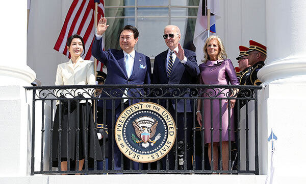 미국을 국빈 방문한 윤석열 대통령 부부와 조 바이든 미국 대통령 부부가 26일(현지시간) 워싱턴DC 백악관 사우스론에서 열린 공식 환영식이 끝난 뒤 발코니에 올라 손을 흔들며 인사하고 있다. 워싱턴=연합뉴스