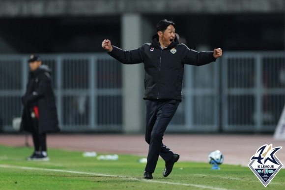 기뻐하는 최용수 강원 감독 한국프로축구연맹 제공