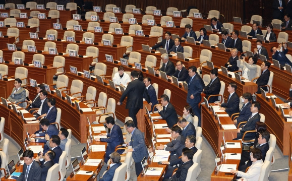 박수치는 민주당, 텅 빈 국민의힘 - 27일 국회 본회의에서 ‘50억클럽·김여사 특검법’ 신속처리안건 지정 후 민주당 의원들이 박수치고 있다. 국민의힘 의원들은 투표 전 퇴장했다.  연합뉴스