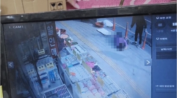 울산 남구 신정시장 앞에서 노점 단속 중 할머니가 넘어지는 상황을 찍은 CCTV 화면.  보배드림 캡처