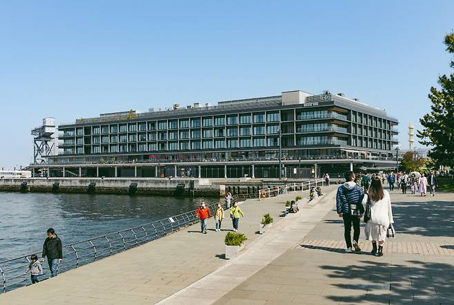 &nbsp;항구와 맞닿은 해머헤드. 다양한 식당과 상점은 물론 호텔도 있다