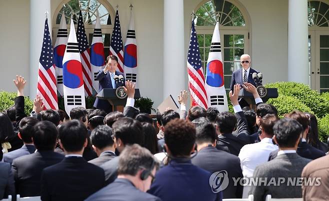 공동기자회견 질문받는 윤 대통령 (워싱턴=연합뉴스) 임헌정 기자 = 미국을 국빈 방문한 윤석열 대통령이 26일(현지시간) 워싱턴DC 백악관 로즈가든에서 열린 조 바이든 미국 대통령과의 공동 기자회견에서 취재진의 질문을 받고 있다. 2023.4.27 kane@yna.co.kr