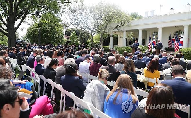 공동 기자회견하는 한미 정상 (워싱턴=연합뉴스) 임헌정 기자 = 미국을 국빈 방문한 윤석열 대통령과 조 바이든 미국 대통령이 26일(현지시간) 워싱턴DC 백악관 로즈가든에서 공동 기자회견을 하고 있다. 2023.4.27 kane@yna.co.kr