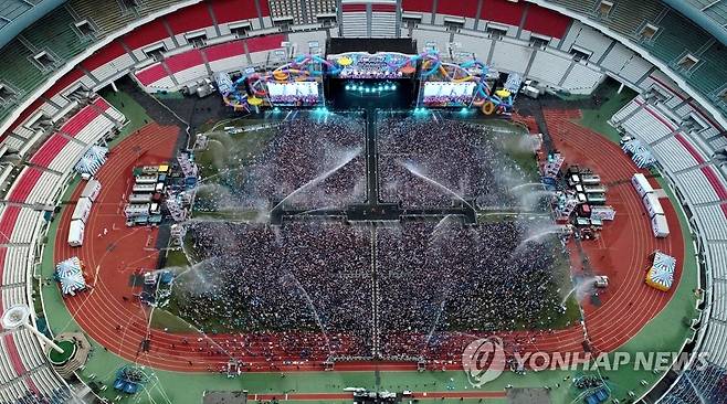 일요일 밤 흠뻑쇼 (서울=연합뉴스) 류영석 기자 = 17일 오후 서울 송파구 잠실 올림픽주경기장에서 열린 가수 싸이의 콘서트 '싸이흠뻑쇼 2022'에서 관객들이 물줄기를 맞으며 공연을 즐기고 있다. 2022.7.17 ondol@yna.co.kr