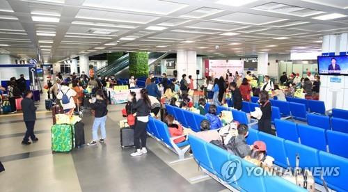 붐비는 양양국제공항 국제선 입국장. [연합뉴스 자료 사진]