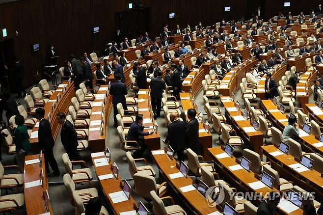 국민의힘, 의료법 개정안 및 간호법 투표 거부 (서울=연합뉴스) 임화영 기자 = 27일 오후 국회에서 열린 본회의에서 국민의힘 의원들이 의료법 일부개정법률안 및 간호법안에 대한 투표를 거부하며 본회의장을 떠나고 있다. 2023.4.27 hwayoung7@yna.co.kr