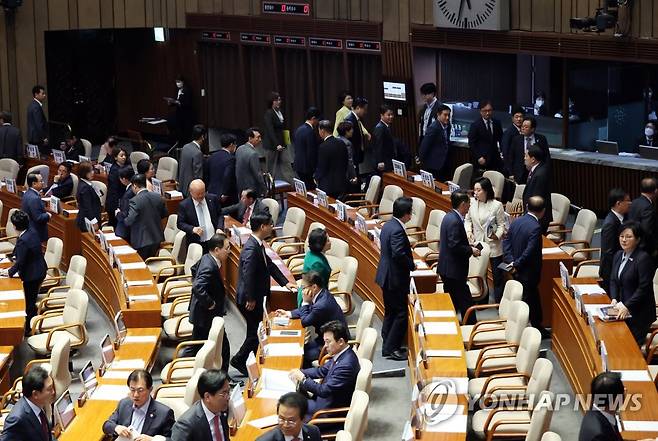 퇴장하는 국민의힘 (서울=연합뉴스) 한상균 기자 = 27일 국회 본회의에서 간호법 표결 전 국민의힘 의원들이 퇴장하고 있다. 2023.4.27 xyz@yna.co.kr