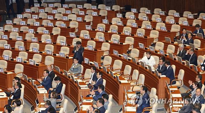 박수치는 민주당, 텅 빈 국민의힘 (서울=연합뉴스) 한상균 기자 = 27일 국회 본회의에서 '50억클럽·김여사 특검법' 신속처리안건 지정 후 민주당 의원들이 박수치고 있다. 국민의힘 의원들은 투표 전 퇴장했다.  2023.4.27 xyz@yna.co.kr