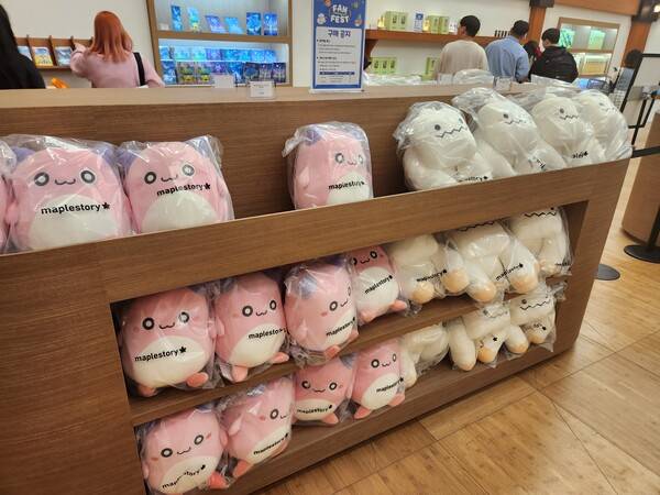 - 예티와 핑크빈 인형은 인기가 정말 많다&nbsp;