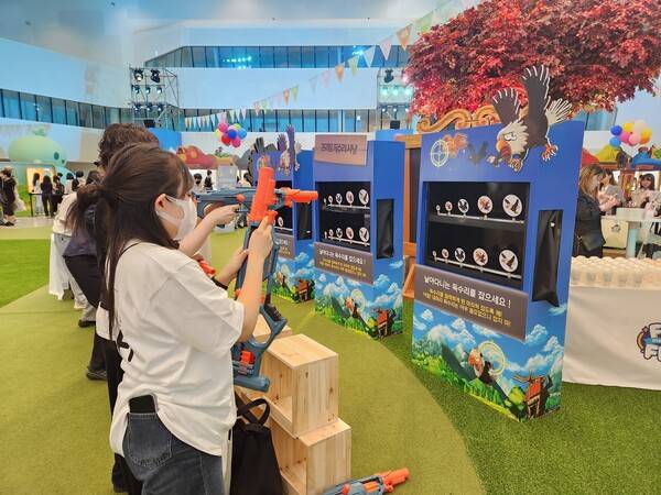 - 가장 인기가 많은 체험존 '프리토 독수리 사냥'