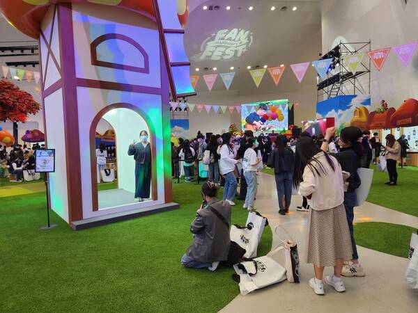 - 사진 찍는 관람객들&nbsp;