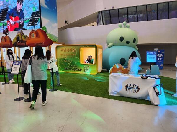 - 주민등록증 포토존... 메이플 인기 의자 중 하나다&nbsp;