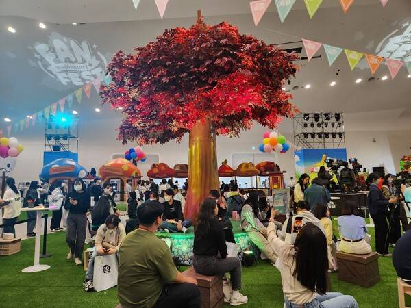 - 관람에 지쳤다면 단풍나무 아래에서 잠시 쉬도록 하자