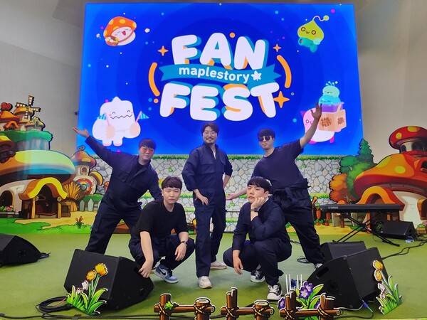 베이스 김방필(좌측부터),&nbsp;키보드 드럼 흥부, 조매력, 기타리스트 장재훈, 박해찬