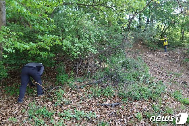 서산시와 충남역사문화연구원이 부석사의 역사성을 확보하기 위해 조사를 하고 있다.(서산시 제공)/뉴스1