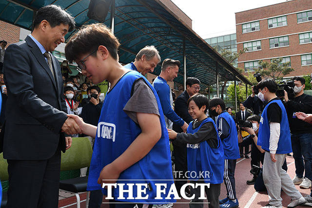 경기 시작 전 아이들과 인사 나누는 이 부총리와 클린스만 감독, 콜린 벨 감독(왼쪽부터).