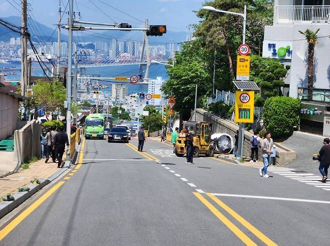 사고가 난 등굣길 비탈 모습. [사진출처=연합뉴스]