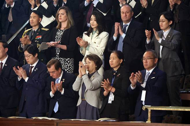 김건희 여사가 27일 워싱턴DC국회의사당에서 열린 윤석열 대통령의 미 상하원 합동회의 연설에서 박수를 치고 있다/워싱턴 임희순 객원기자