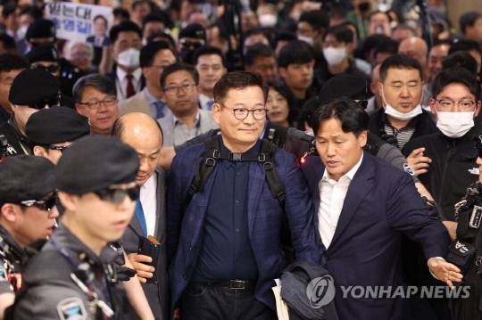 귀국하는 송영길 전 민주당 대표. 사진=연합뉴스