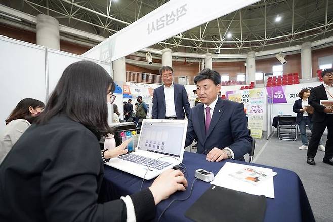 방세환 광주시장이 채용박람회를 찾아 현장 상황을 점검하고 있다.ⓒ광주