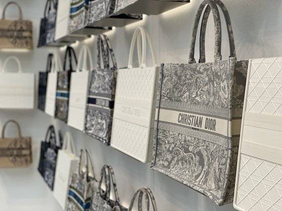 북토트 백의 공간. 전시된 가방 중 하나에 트왈 드 주이 패턴이 새겨져 있다. 윤경희 기자