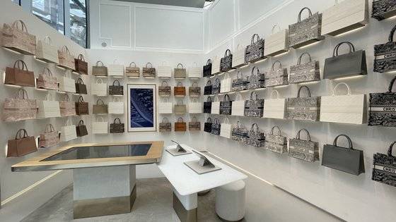 중앙에 있는 대형 디지털 패드를 통해 가방에 넣을 이니셜을 가상으로 작업해 볼 수 있다. 윤경희 기자