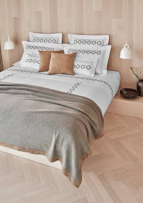 베드 쿠션, 담요 등 다양한 베딩 아이템을 구비하면 그날 그날 자신의 컨디션에 따라 적합한 수면 환경을 만들 수 있다. [사진 프레떼]