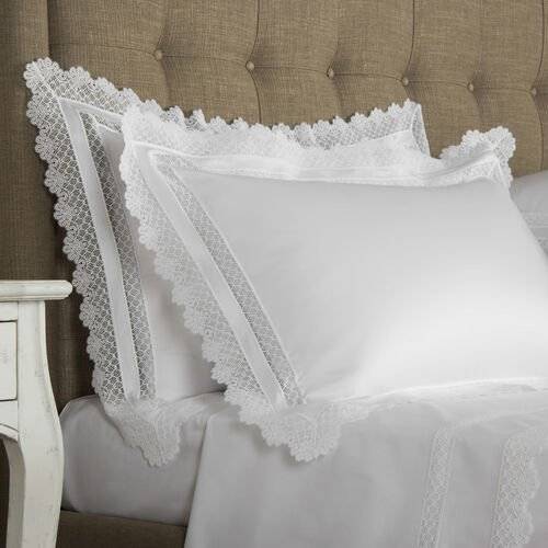 마크라메 레이스로 장식한 베개 커버. 모든 공정을 수작업으로 하는 프레떼가 가진 독보적인 레이스 제작 기술로 만들었다. 열로 정교하게 레이스 모양을 잡는데, 과정이 까다로와 베개 커버 1장을 제작하는 데만 3시간까지 걸린다. [사진 프레떼]