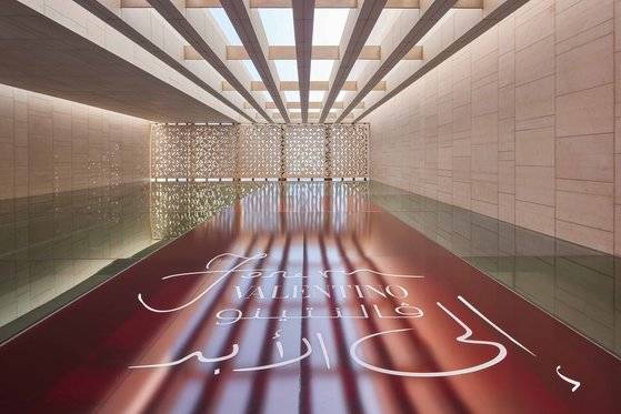 전시 '포에버 발렌티노'가 열리고 있는 카타르 도하의 카타르 뮤지엄 입구. 사진 발렌티노