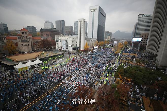 지난해 11월12일 서울 중구 숭례문 인근에서 전국노동자대회가 열리고 있다. 성동훈 기자