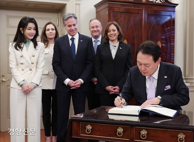 국무부서 열린 국빈오찬서 방명록 작성 윤석열 대통령이 27일(현지시간) 워싱턴 미 국무부 본관 내 벤저민 프랭클린 국빈연회장에서 열린 국빈오찬에 앞서 카멀라 해리스 부통령, 토니 블링컨 국무장관 등이 지켜보는 가운데 방명록을 쓰고 있다. 워싱턴 | 김창길 기자 cut@kyunghyang.com